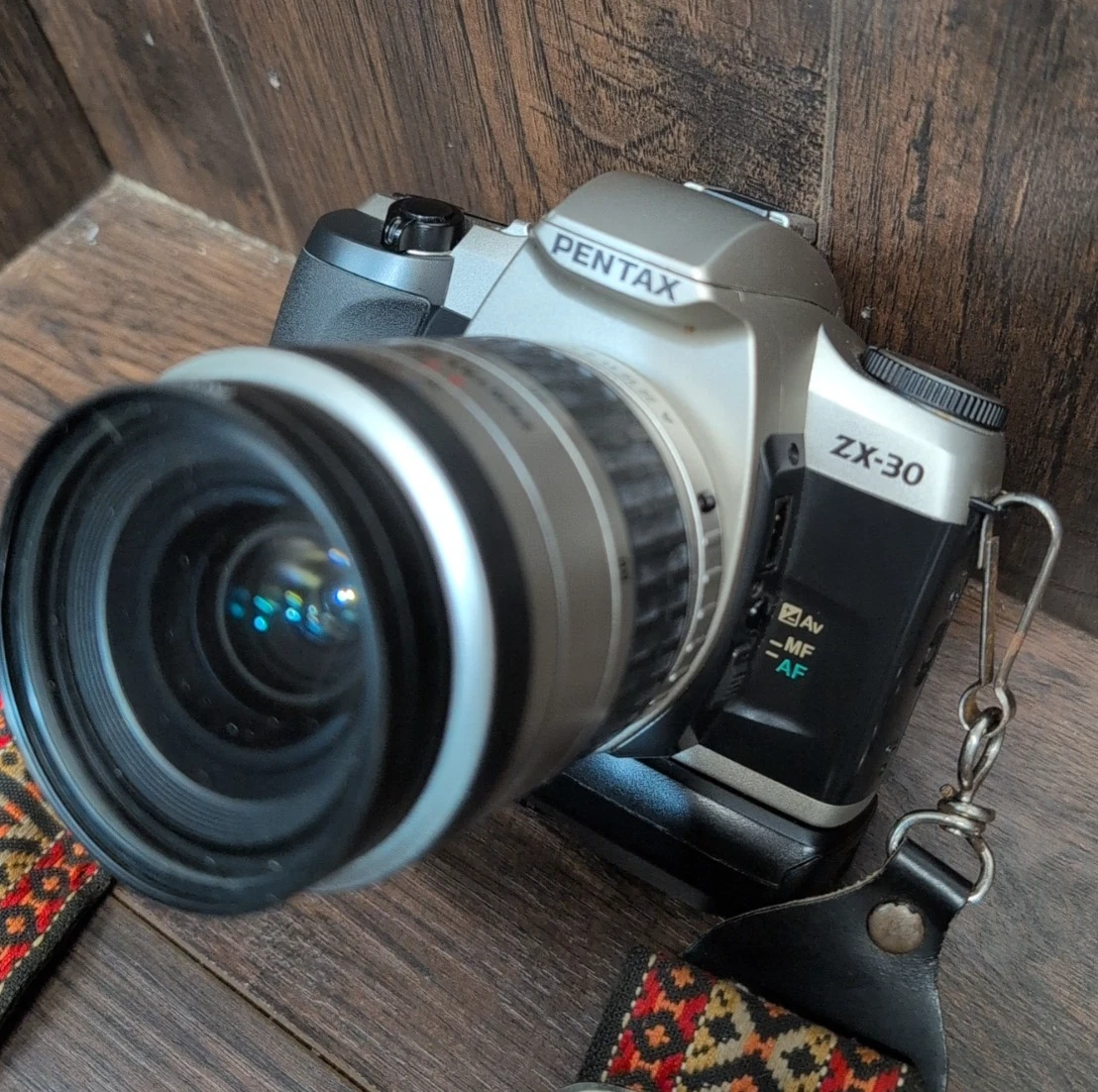 Appareil photo reflex argentique 35 mm Pentax ZX-30 avec objectif