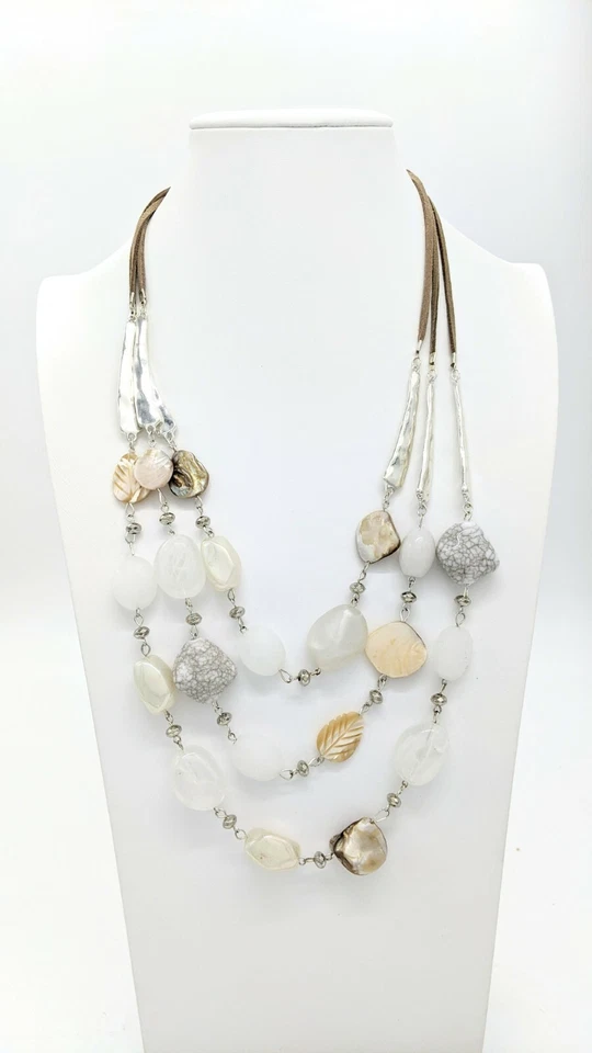 Collar de 3 filas múltiple con concha de cuentas blancas BOHO Style & Co para dama Foto 3 de 4