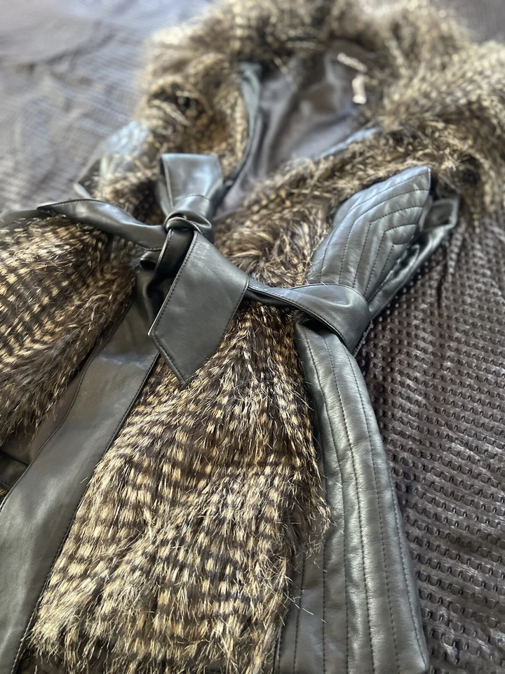 Chaleco Bebe de imitación de cuero/piel con cinturón nuevo pequeño Foto 3 de 4