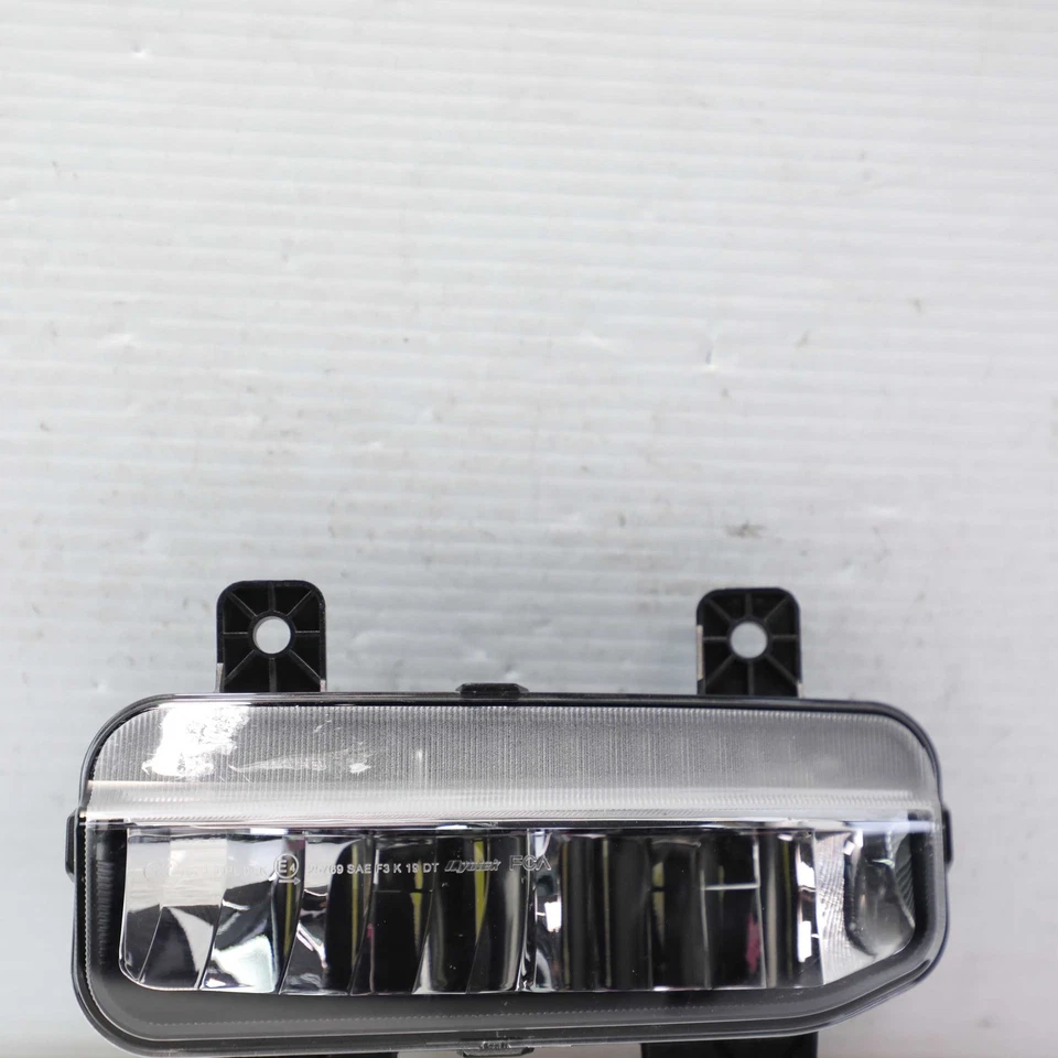 Luz antiniebla izquierda LED 68273191-AB Dodge RAM 1500 2500 3500 4500 5500 2019-2024 Foto 3 de 4