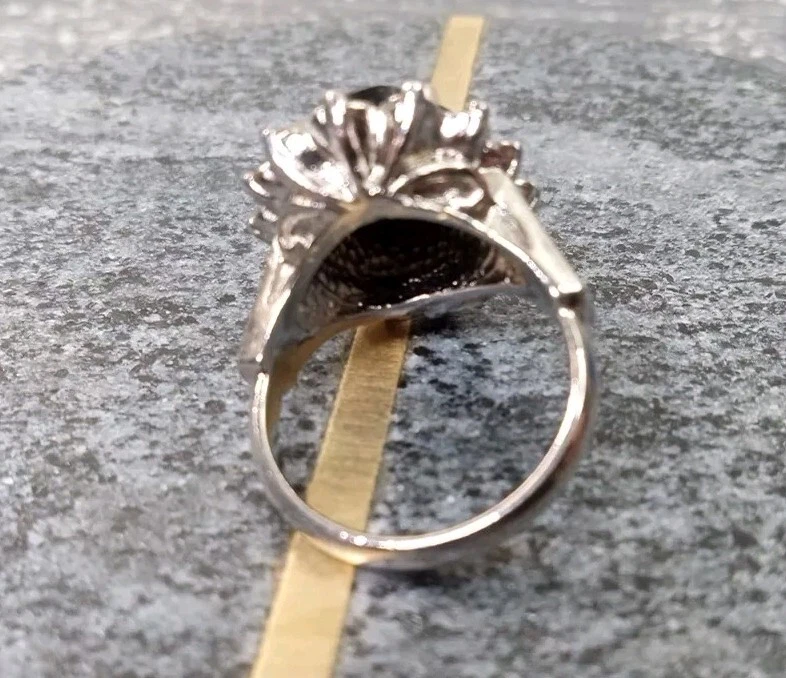 Anillo Avon hematita (u ónix) rodeado de diamantes de imitación transparentes en conjunto de puntas  Foto 3 de 4