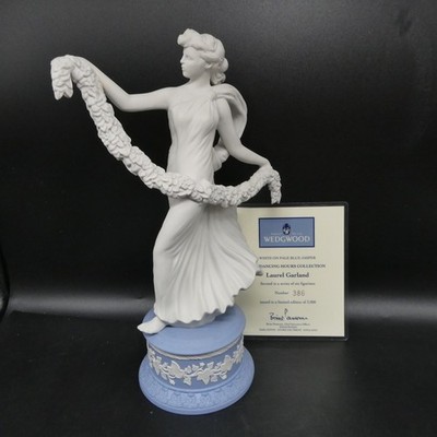 Wedgwood BLAUE Jasperware LAUERGIRLANDE Dancing Hours FIGUR MIT COA Ref w