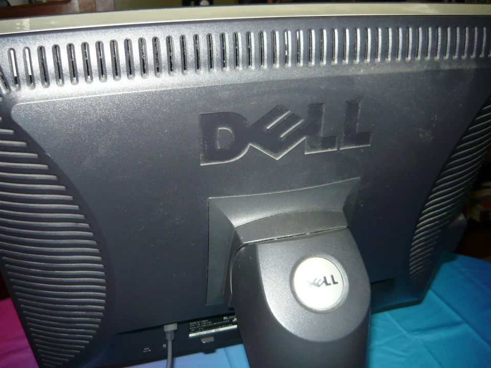 Vintage Dell 2001FP Monitor 20 Inch LCD UXGA Power Tested VGA DVI S-Video - Image 3 of 4