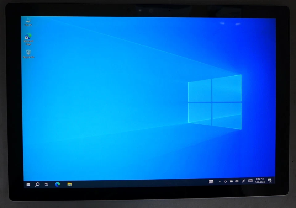 Microsoft Surface pro 4, 13",Silver, Win 10 pro, i5, 8GB, 256GB- Screen flickers - Image 3 of 4