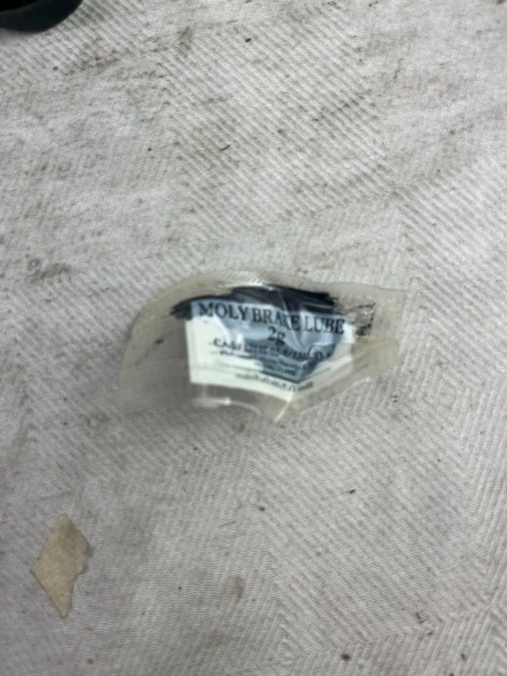 Juego de pastillas de freno de disco traseras Akebono ASP932 se adapta; Ford Crown Victoria Town Car 03-11 Foto 4 de 4