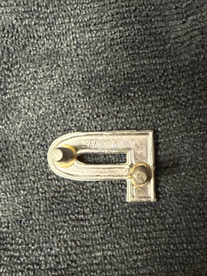 Manivelas de ventilação Pontiac Firebird 1968 fabricante de equipamento original + emblemas de letras PONTIAC e emblema traseiro - Imagem 3 de 4