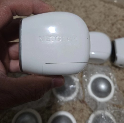 4 Netgear Arlo VMC3030 Add-on Cameras w/ 6 Stands - Picture 3 of 5