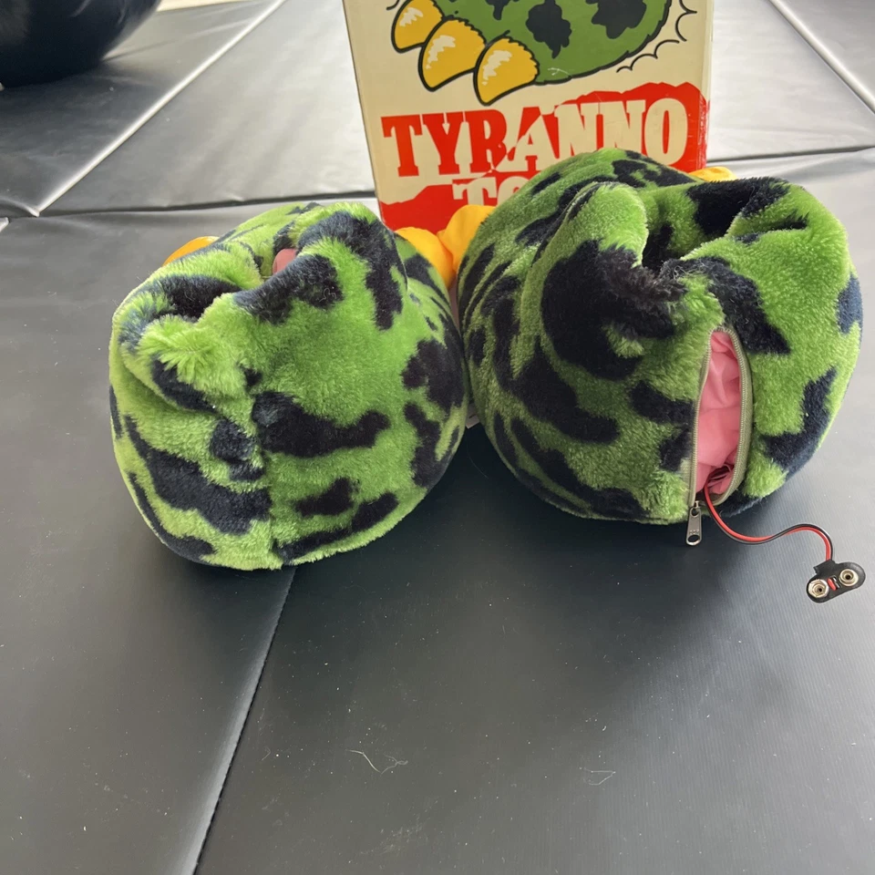 Botas brutas Tyranno Toes 1989 vintage/raras zapatillas de dinosaurio a batería Foto 2 de 4