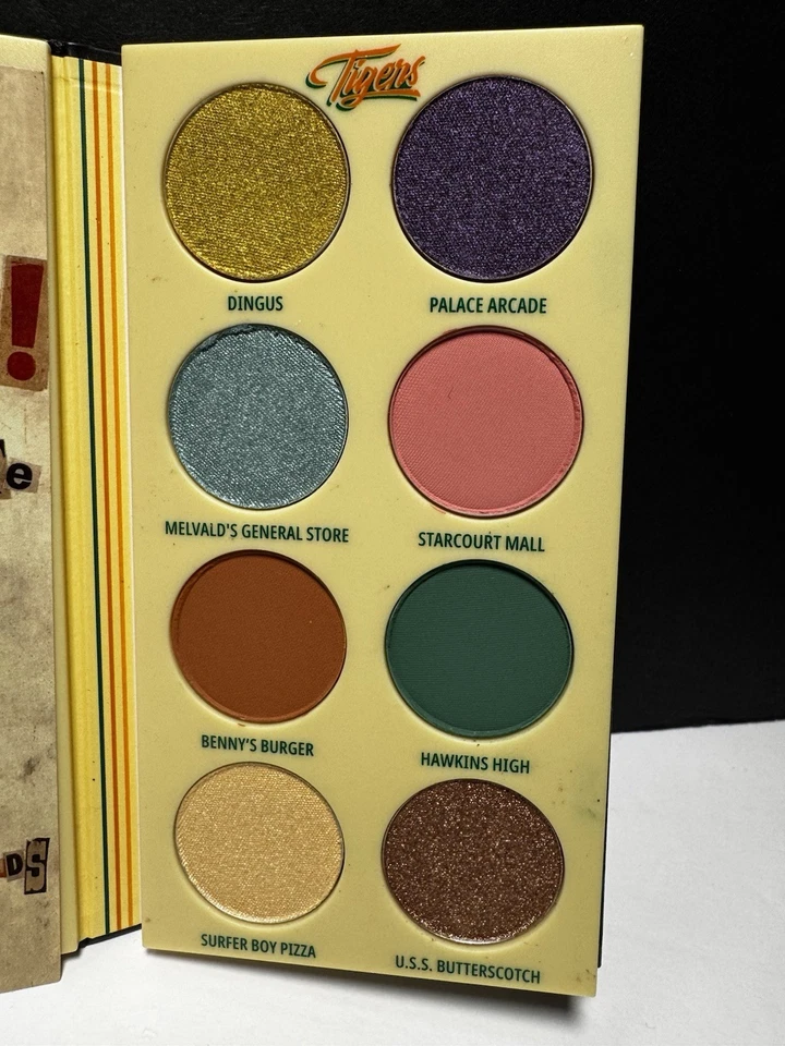 Paleta de ojos MAC x Stranger Things Hawkins clase de 1986 con riñonera NUEVO conjunto Foto 2 de 4