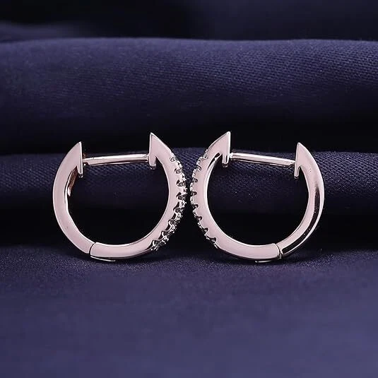 Pendiente de aro Huggie de cartílago pequeño moissanita de 1/6 quilate 1,3 mm enchapado en oro de 18 quilates Foto 4 de 4