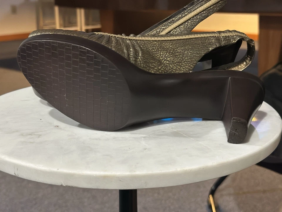 Tacones Bella Vita (9 M) color cobre. Peep Toe. Excelente estado. Foto 4 de 4