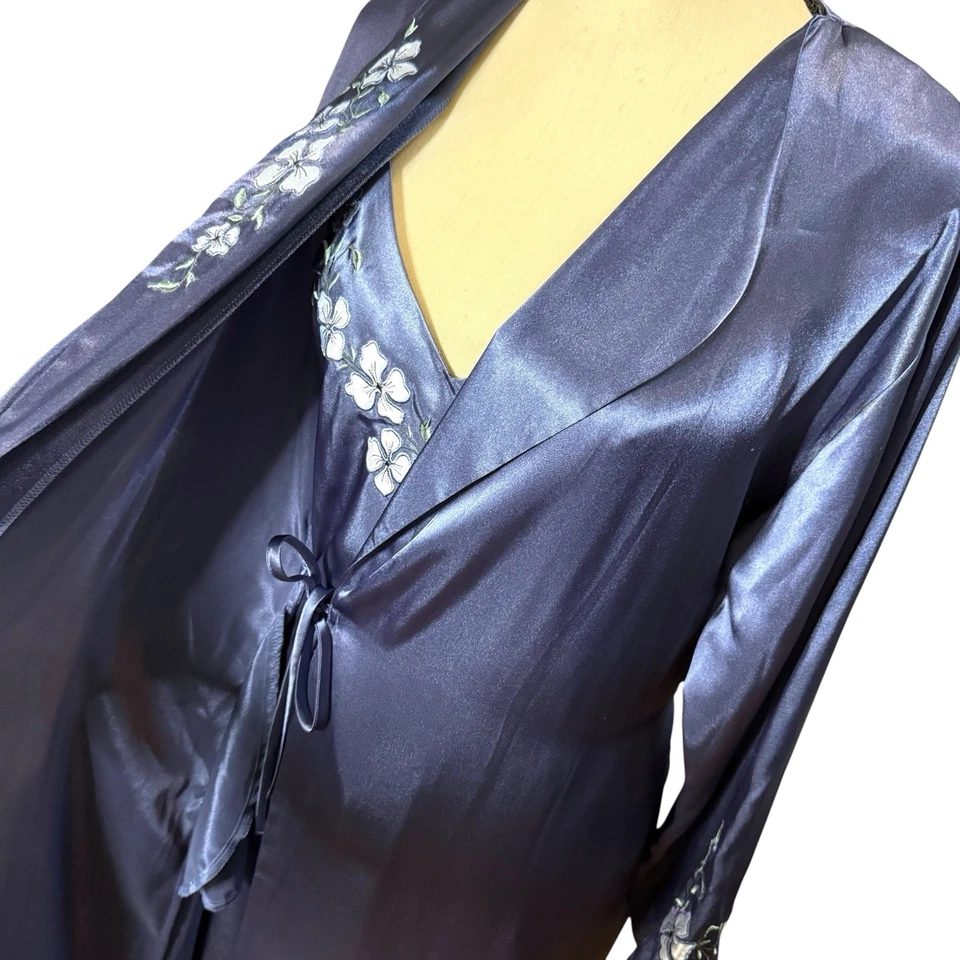 Conjunto de bata y camisón de satén Jones New York de colección años 90 bordado floral azul mediano Foto 3 de 4