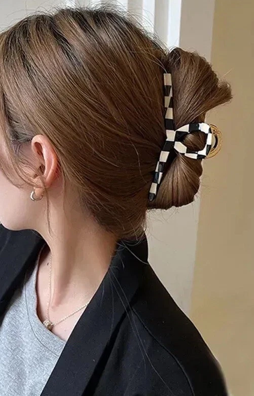 Patrón de cuadros de acetato blanco y negro estilo nudo con detalles dorados garra de pelo Foto 2 de 3