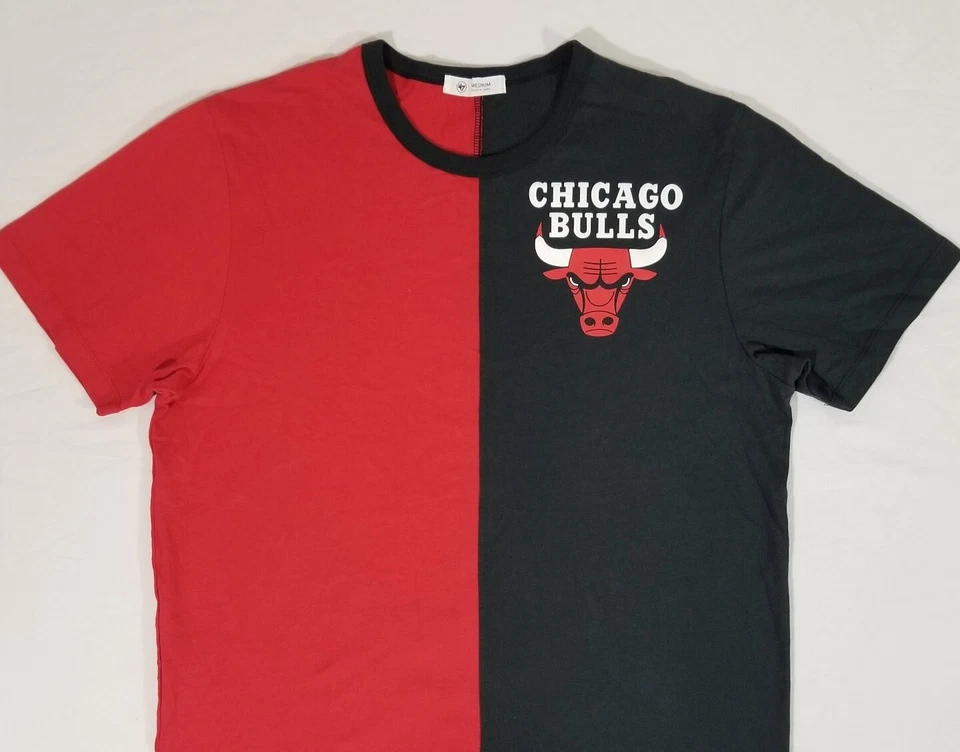 Camiseta Adulto Logotipo da Equipe Colorblock Vermelho e Preto Marca CHICAGO BULLS Nova Sem etiquetas - Imagem 3 de 4