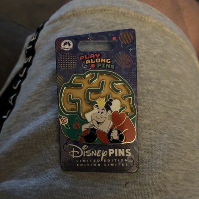Disney Parks 2026 Play Along Pin Queen of Hearts Labyrinth Band Neu 