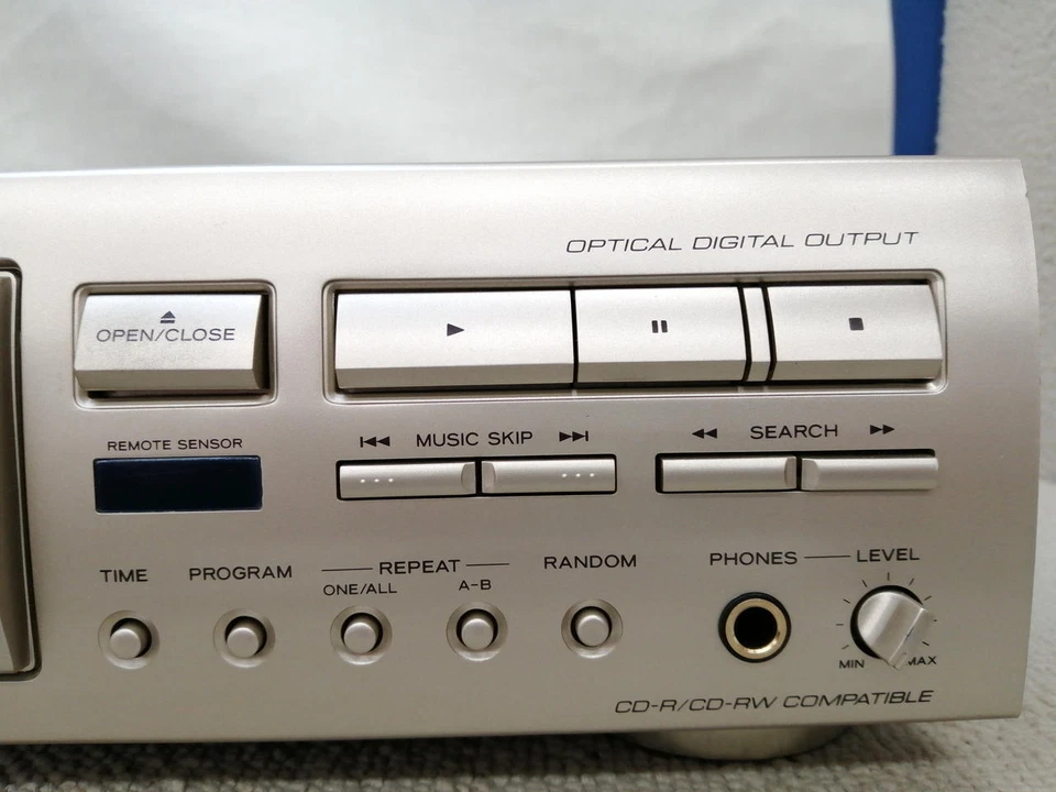 Reproductor de CD TEAC CD-P1850 usado con control remoto Foto 4 de 4