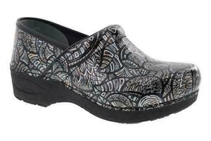 dansko kitchen clogs