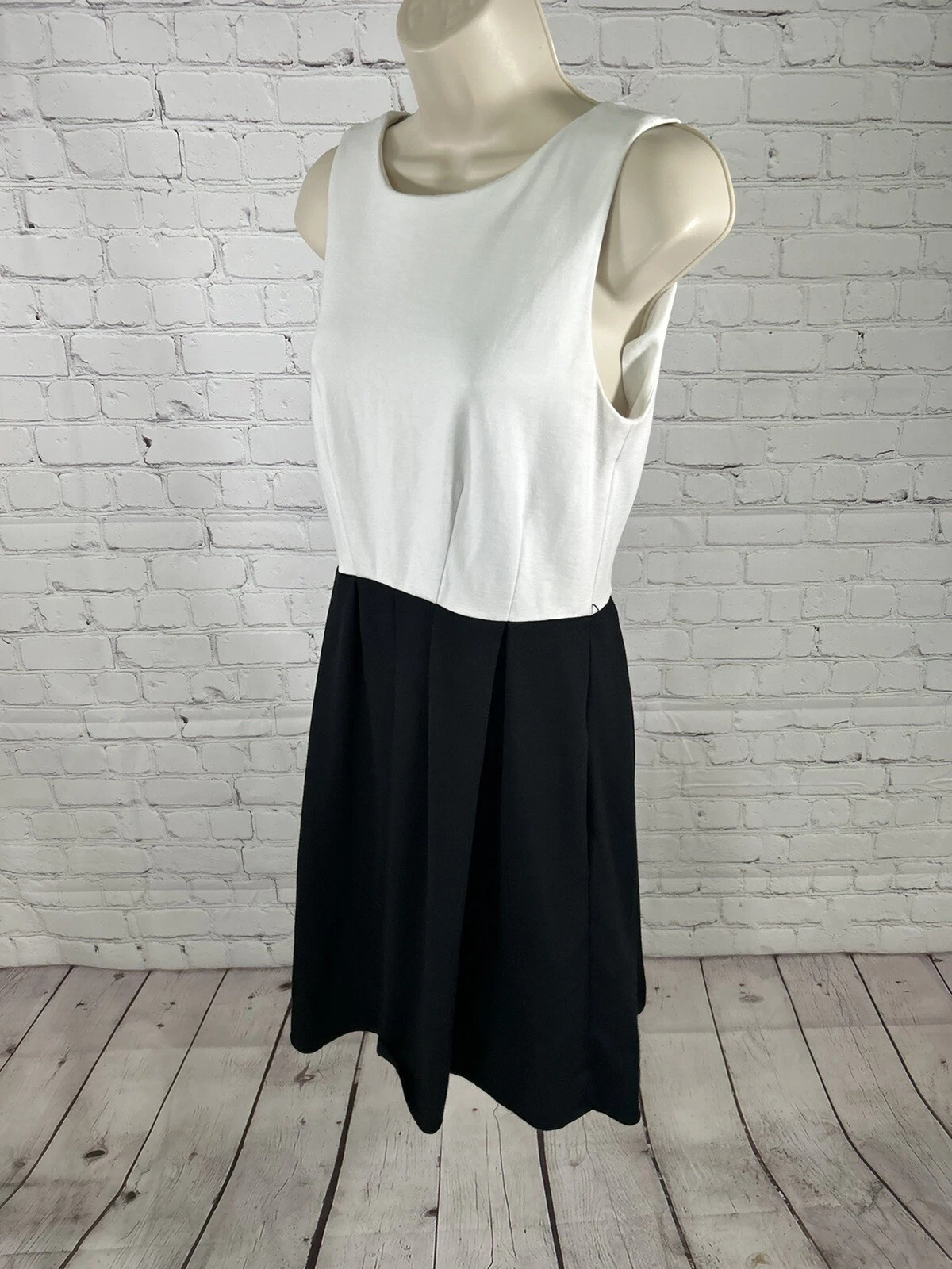 Abito Kate Spade nero bianco schiena zip senza maniche aderente e svasato con tasche S