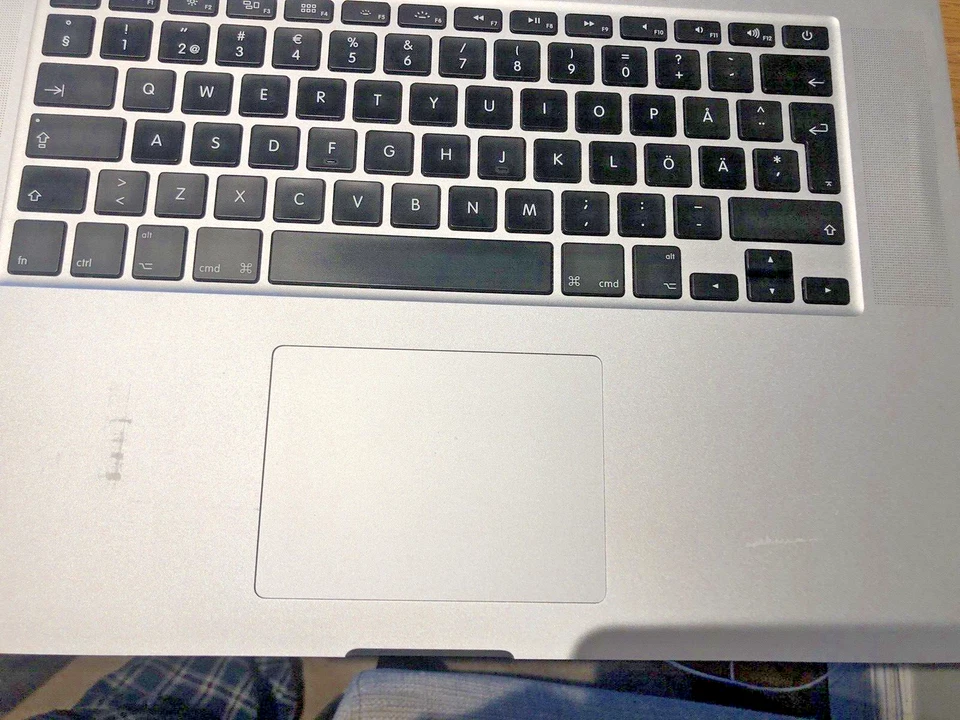 Apple MacBook Pro 15.4in TOP HOUSING - Silver - FAULTY KEYBOARD - Image 2 of 4