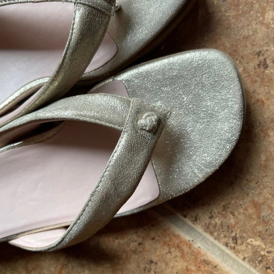 Sandalias chanclas Taryn Rose “Tara” oro metálico talla 9-1/2 Foto 2 de 4