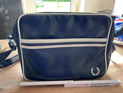 Fred Perry Umhängetasche Blau/Weiß Kunstleder Reißverschluss verstellb. Gurt
