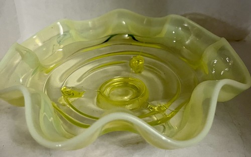 VTG Fenton Uranium Glow Opalescent Ftd Ruffle Yellow Glass Dish Bowl Collectible - Picture 8 of 8