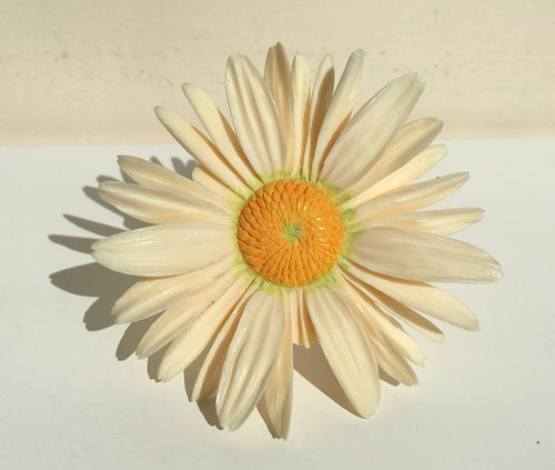 Vintage Brooch Flower Chamomile, Natural material Carved Chrysanthemum - Picture 15 of 24