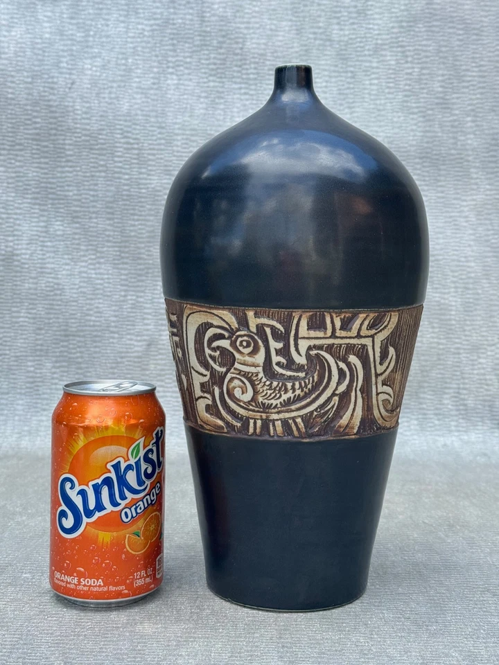 VASO EXÓTICO COM FRANGO ABSTRATO E FIGURA GRAVADA MARROM E BRANCO ARTE MODERNA ENVOLTÓRIO - Imagem 2 de 4