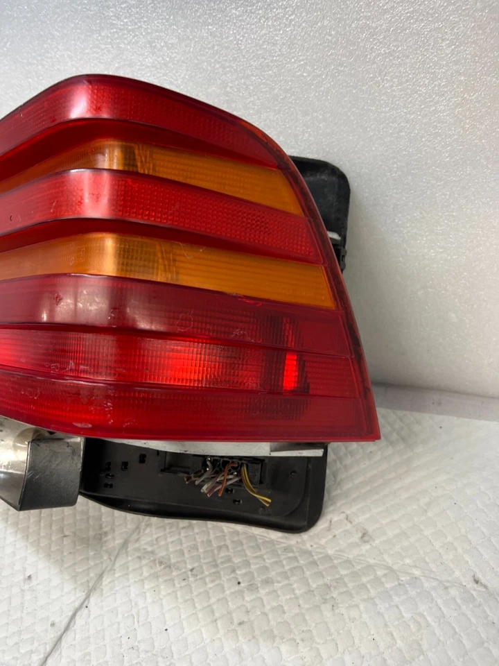 Задний задний фонарь 1993 MERCEDES-BENZ 300 SE RIHGT от оригинального производителя (P 58) - Изображение 2 из 4