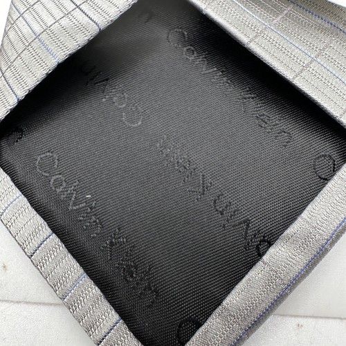 Juego de 2 Corbatas Calvin Klein Colección Acero 100% Seda Plata/Gris y Carmesí - Imagen 12 de 18