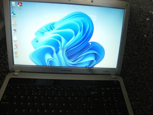 Samsung R530 15.6" Windows 11 pro laptop - Picture 2 of 5