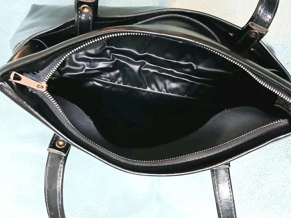 Vintage 1950s/60s Patent Leather Handbag With Gold Hardwardware. GREAT CONDITION - Image 4 of 4