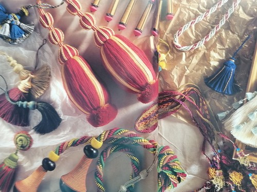 THE TASSELS BOOK, Inspiration Guide to Making Tassels - Anna Crutchley, 160pg - Picture 4 of 24