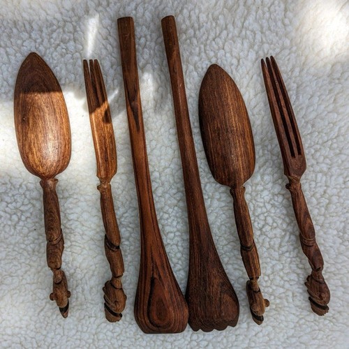 Konvolut sechs (6) dunkle, reichhaltige Teakholz handgeschnitzte Utensilien - Bild 10 von 12
