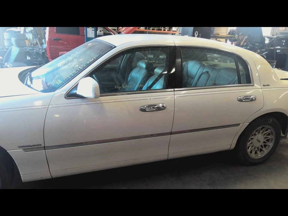 LINC-TOWN 1999 Front Door Trim Panel 667868 Foto 4 de 4