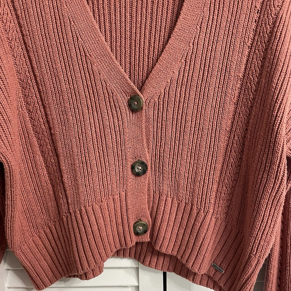 Cárdigan Suéter Hollister Grueso Tejido con Cable Corte Cuello en V Abotonado Coral Talla M Foto 2 de 4