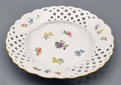 Meissen Porzellan Durchbruchteller D 18 cm 1. Wahl, Streublumen, Schwerter Marke