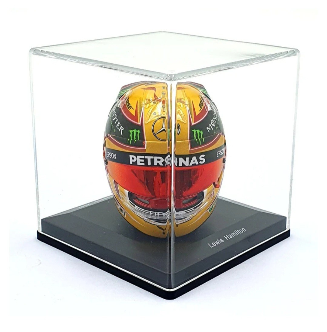 PHOTOS - Ferrari F1 : le nouveau casque de Lewis Hamilton sous tous les