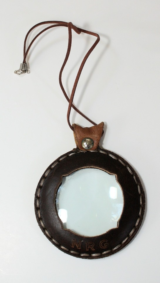 VTG Unusual Large NRG Magnifying Glass Pendant Necklace Tooled Leather Frame 18"