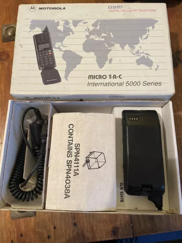 VINTAGE MOTOROLA MICRO T.A.C INTERNATIONAL 5200 DIGITAL CELLULAR PHONE BOXED..