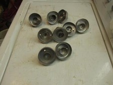 9 cortadores de donas y galletas asas de madera rojo y negro y marrón y plástico. Aluminio