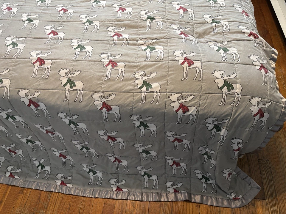 Edredón alternativo Elite Home Down patrón de alce gris talla 68” por 90” borde satinado Foto 3 de 4