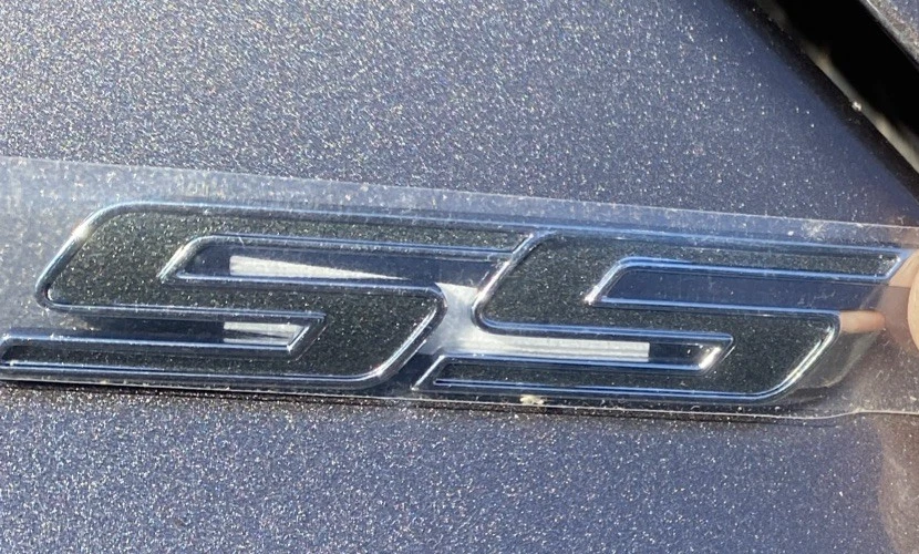 Chevy Camaro SS 2017-2024 gris metálico cubierta emblema insignia OEM GM 84005847 Foto 2 de 3