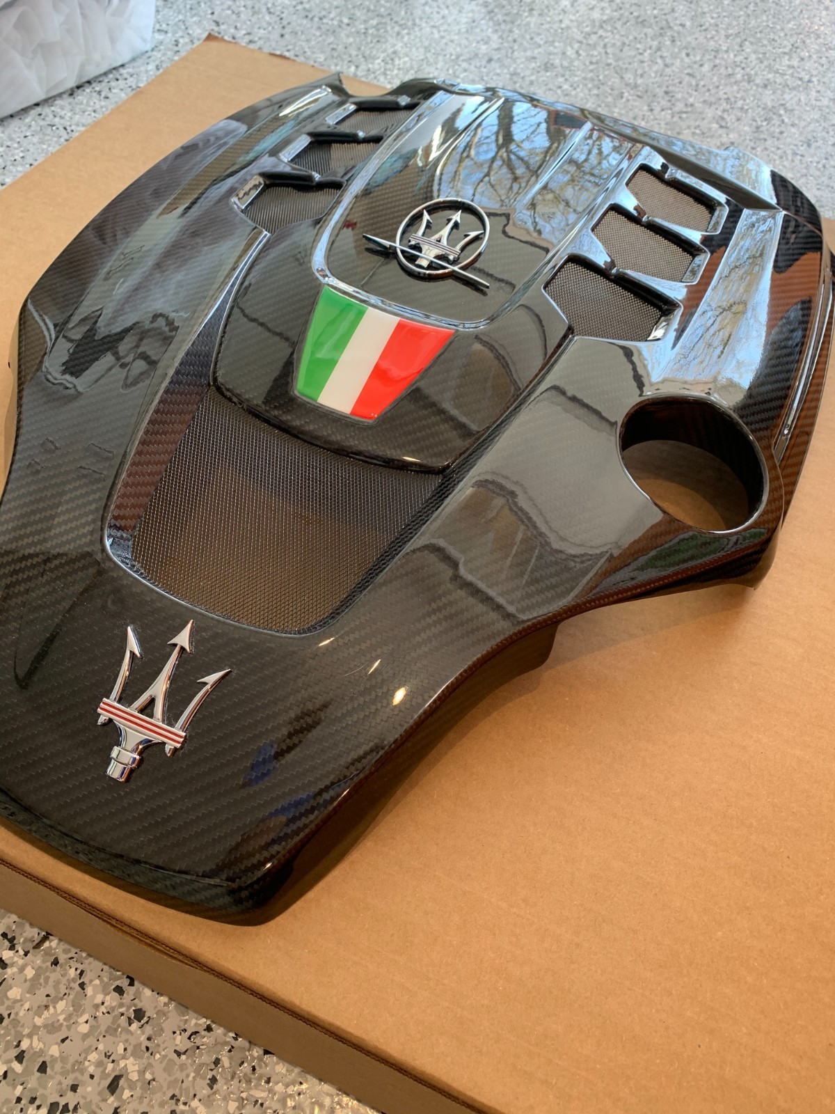 MASERATI GHIBLI BASE or S / LEVANTE (BASE) CARBON FIBER ENGINE COVER