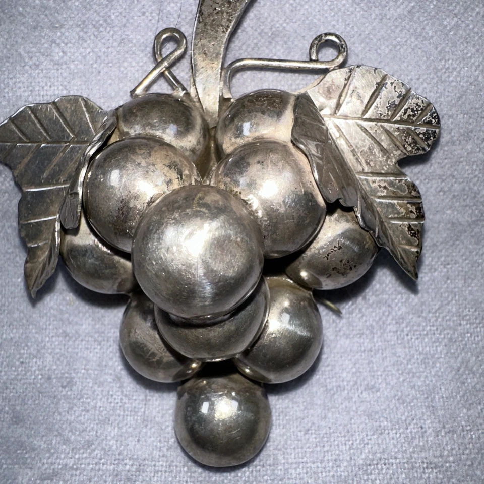 Broche o colgante pesado de mediados de siglo de plata 925 con ramo de uvas de 2 maneras Foto 2 de 4