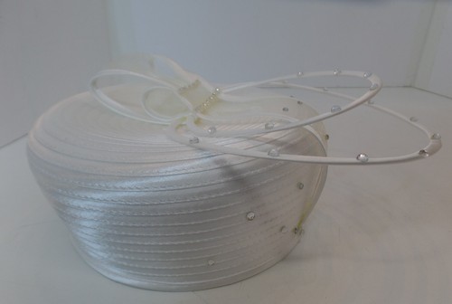 Franccesca Bellini White Poly Fascinator Hat W Bling OSFM Excellent Condition - Picture 8 of 12