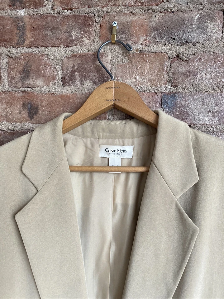 Jaqueta feminina vintage Calvin Klein Collection 100% seda, tamanho 6 areia - Imagem 2 de 4