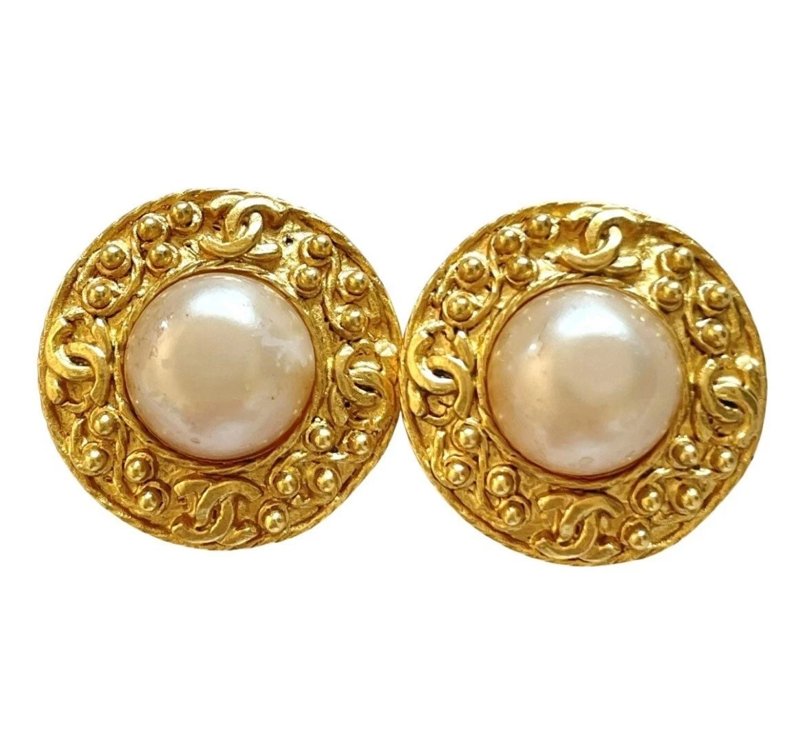 Vintage CHANEL round earrings with CC mark gol frames, faux pearl earrings.