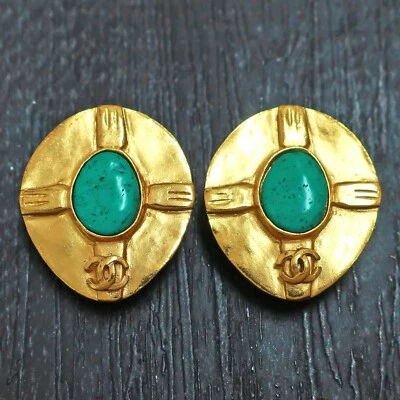 Boucles d'oreilles clips vintage CHANEL plaqué or logos CC pierre bleue verte... - Photo 1/4