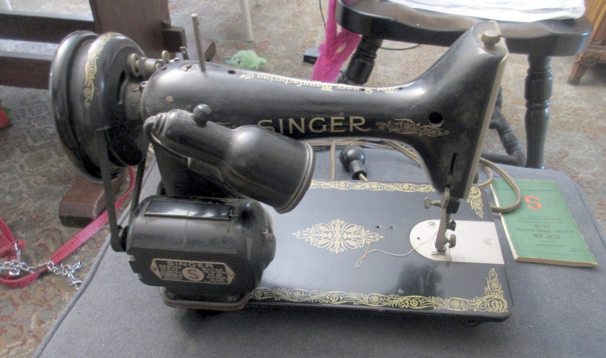 1949 Vintage Singer 66-18 Sewing Machine EF209027 w/ Instructions